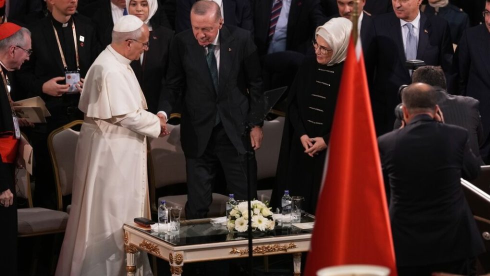 «Εκπτώχυνση» χαρακτήρισε την «ομογενοποίηση» ο Ποντίφικας, μιλώντας ενώπιον του Ερντογάν, υπογραμμίζοντας ότι «μια κοινωνία δεν είναι ζωντανή αν δεν είναι πλουραλιστική»